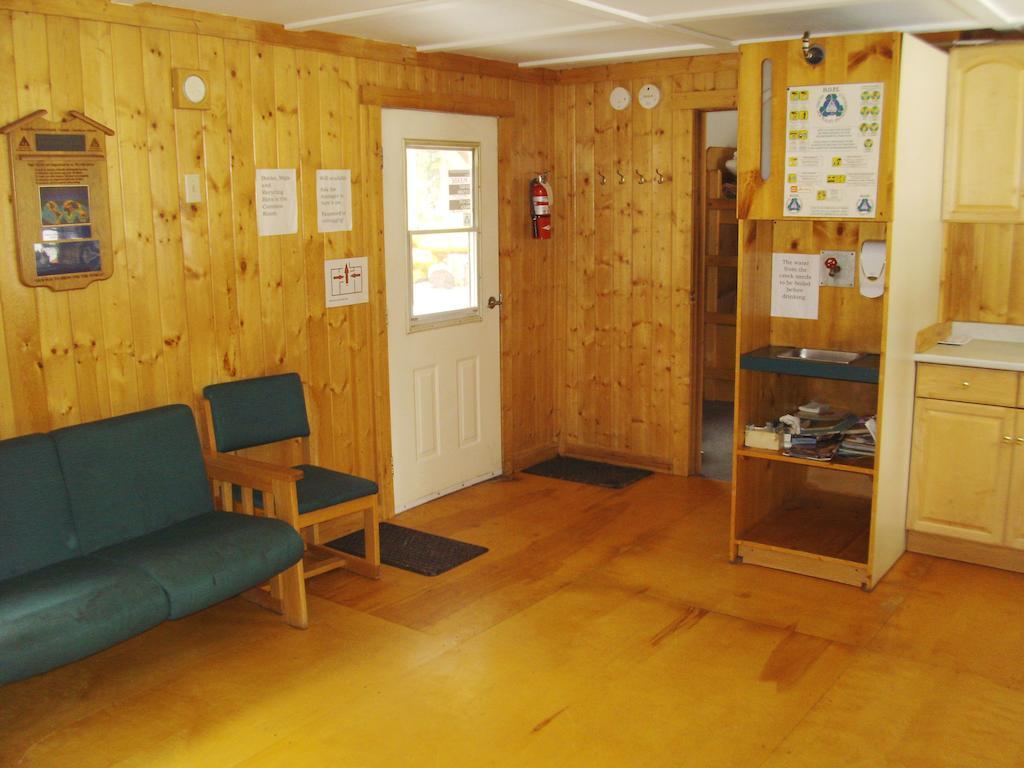 Hi Mosquito Creek - Wilderness Hostel بحيرة لويز الغرفة الصورة